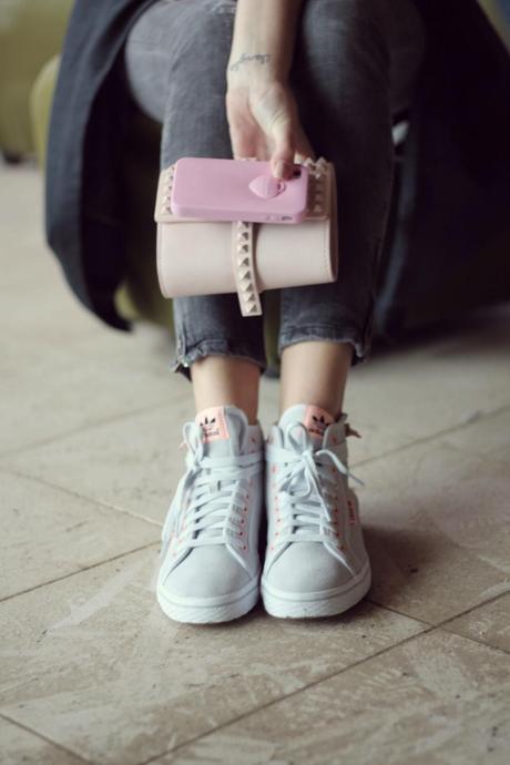 small pink things_lovehandmade fashion blog_barbara valentina grimaldi_emerson fry new york_candy pink outfit_amygee jeans_adidas spring sneakers_studded clutch valentino_ops phone cover_mimilamour necklace