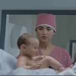 Lo spot in cui il neonato naviga sul web e si taglia da solo il cordone