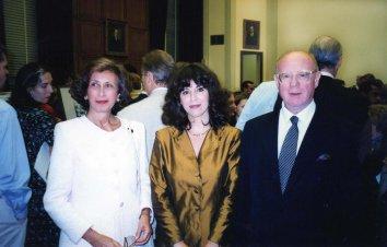 Con l'ambasciatore italiano e la moglie. Il vestito me l'aveva confezionato una nota sarta aostana, Carla Scanavino.