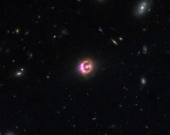 Le immagini multiple di un quasar distante sono visibili in questa combinazione di riprese ottenute dai telescopi orbitanti Chandra e Hubble della NASA. I dati raccolti da Chandra sono stati utilizzati per misurare in modo diretto la velocità di rotazione del buco nero supermassiccio che alimenta l'emissione di energia del quasar. Crediti:  NASA/CXC/Univ of Michigan/R.C.Reis et al. Nella banda della luce visibile: NASA/STScI