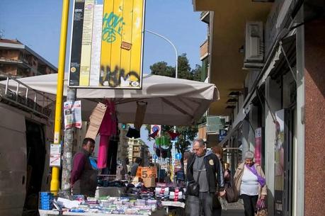 LA CAPITALE DELLE BANANE! ECCO LE SCANDALOSE IMMAGINI DI VIA TUSCOLANA TRASFORMATA IN UNO SCONFINATO SUQ! APPARECCHIATE PURE, C'E' POSTO PER TUTTI!