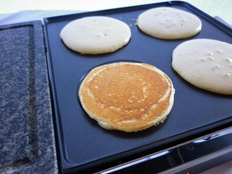 BLINIS CON SALMONE AFFUMICATO E LIME