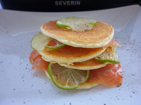 BLINIS CON SALMONE AFFUMICATO E LIME