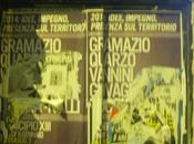 cabina della metro imbrattata soliti manifesti politici. cittadini puliscono. politici che, sulla superficie pulita, vanno imbrattare nuovo