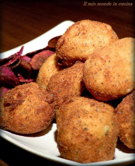 CROCCHETTE di MERLUZZO e PATATE con chips di BARBABIETOLA