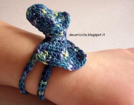 Braccialeto con fiocchetto all'uncinetto
