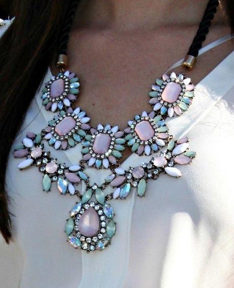 how-to-wear-statement-necklace