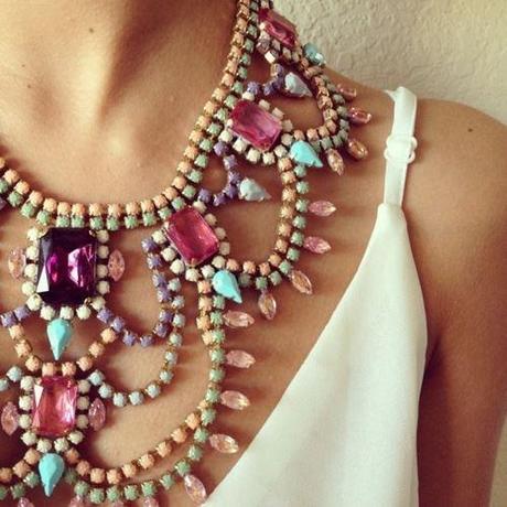 how-to-wear-statement-necklace