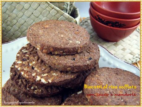 Biscotti integrali al riso soffiato con cacao e mandorle