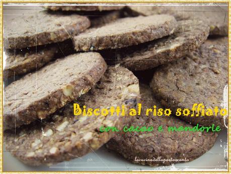 Biscotti integrali al riso soffiato con cacao e mandorle