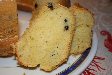 Ciambella con gocce di cioccolato fondente.