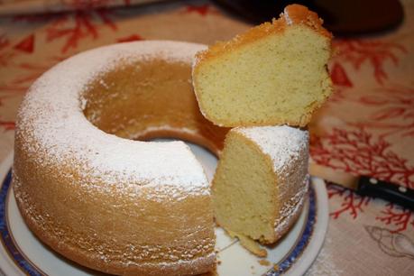 Ciambella con gocce di cioccolato fondente.