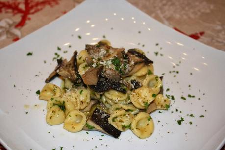 Orecchiette con funghi cardoncelli.