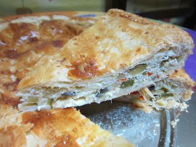 Pizza rustica con ricotta e verdure.