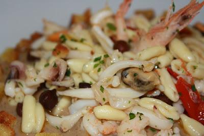 Cavatellini di grano Senatore Cappelli con crema di ceci neri e ragù di mare.   Ed è ancora Mangiare Matera!