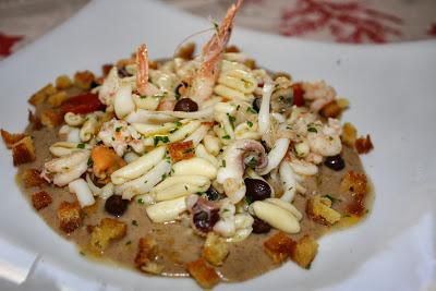 Cavatellini di grano Senatore Cappelli con crema di ceci neri e ragù di mare.   Ed è ancora Mangiare Matera!