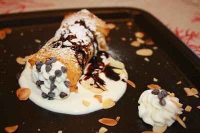 Cannolo di pane di Matera con spuma di ricotta, gocce di cioccolato fondente e cotto di fichi.