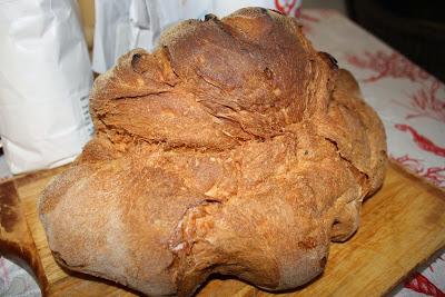 Cannolo di pane di Matera con spuma di ricotta, gocce di cioccolato fondente e cotto di fichi.