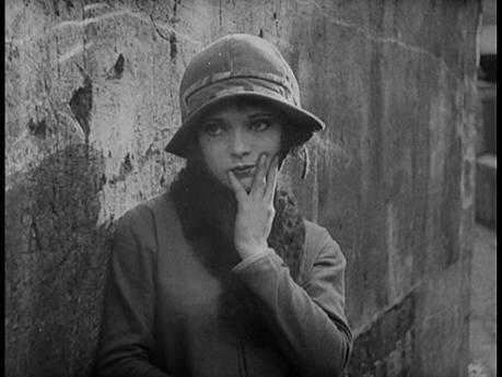 Nadia Sibirskaïa - Ménilmontant (1925) waiting
