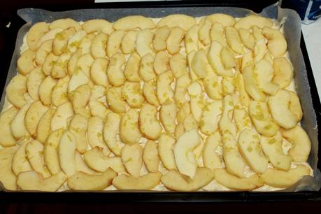 Ābolu plātsmaize ar drumstalām  - dalla Lettonia la crostata di mele con crumble