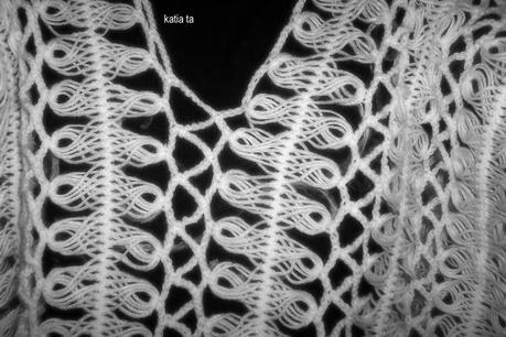 stola hairpin lace in bianco e nero...