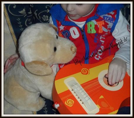 Labrador Joe e la Chitarra Acustica con tracolla Trudi.