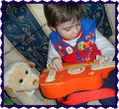 Labrador Joe e la Chitarra Acustica con tracolla Trudi.