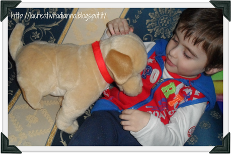 Labrador Joe e la Chitarra Acustica con tracolla Trudi.