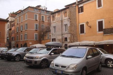 PIAZZA DELLA SCALA? UN'AUTORIMESSA. ECCO COME IL COMUNE SI OSTINA A TENERE LE PIU' BELLE PIAZZE DEL NOSTRO CENTRO STORICO!