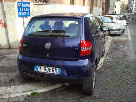 Via dei Querceti è una stupenda stradina dietro al Colosseo, tuttavia è ridotta come potete vedere qui