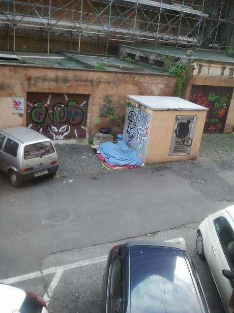 Via dei Querceti è una stupenda stradina dietro al Colosseo, tuttavia è ridotta come potete vedere qui