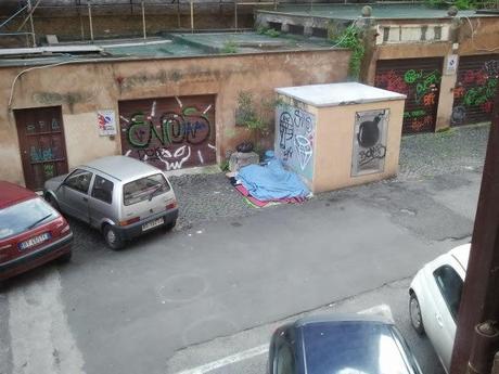 Via dei Querceti è una stupenda stradina dietro al Colosseo, tuttavia è ridotta come potete vedere qui