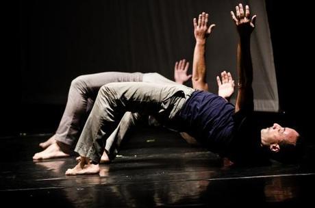 Coreografia d'arte: Claudio Malangone ne durante BrainToledo. Il coreografo è abbinato all'artista Guzzoni- Spazio Tadini