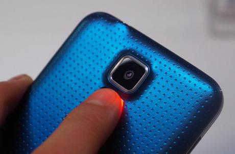 samsung galaxy s5 vs htc one 2 m8 batteria Samsung Galaxy S5, Gear 2 e Gear Fit: video hands on ufficiali di Samsung news  Samsung Gear Fit samsung gear 2 samsung galaxy s5 samsung 