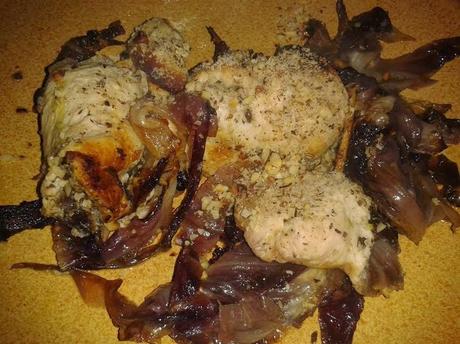 Involtini di pollo con radicchio e nocciole