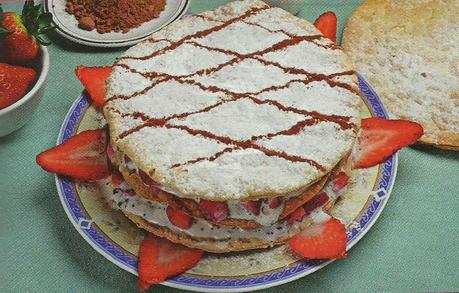 Torta con gelato alla stracciatella e fragole.