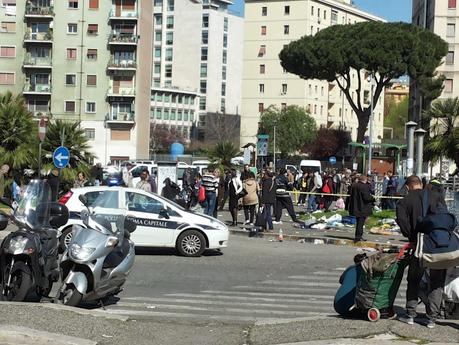 Il video di oggi dall'enorme mercato del rubato di Piazzale dei Partigiani. Scene da primo dopoguerra