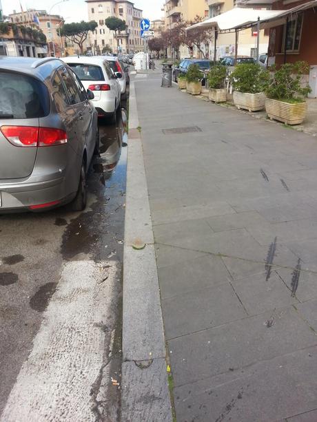 Sei mesi con le fogne di un palazzo che riversano direttamente in strada. Siamo alla Garbatella, non in uno slum di Lagos