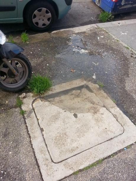 Sei mesi con le fogne di un palazzo che riversano direttamente in strada. Siamo alla Garbatella, non in uno slum di Lagos