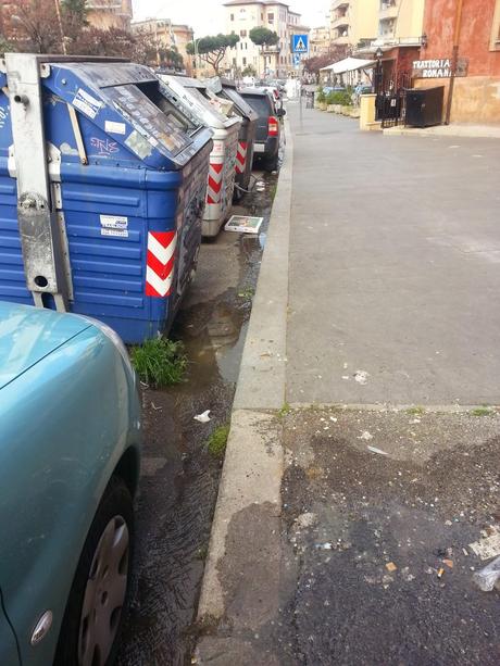 Sei mesi con le fogne di un palazzo che riversano direttamente in strada. Siamo alla Garbatella, non in uno slum di Lagos