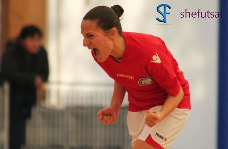 Serena Sergi esulta dopo il gol dell'2-2 in Olimpus-Acquedotto calcio a 5 femminile