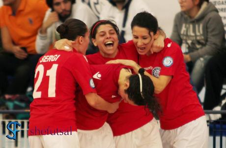 Maria Sorvillo festeggiata dalle compagne dopo il gol dell'1-1 in Olimpus-Acquedotto calcio a 5 femminile