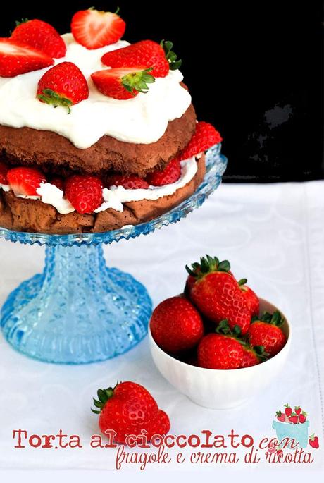 Torta al cioccolato con fragole e crema di ricotta (vegan)