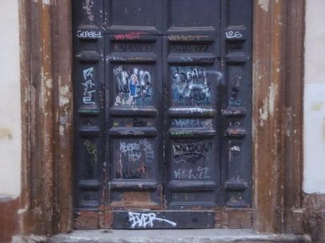 I VANDALI BOMBOLETTARI SCARABOCCHIANO I PORTALI DELLE CHIESE STORICHE, NEL MENEFREGHISMO PIU' TOTALE DEL COMUNE E DELLA GENTE! A QUANDO LE RONDE?