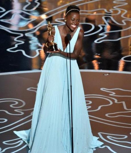 oscar-2014-lupita-nyong-o-con-la-statuetta-vinta-per-12-anni-schiavo-300428