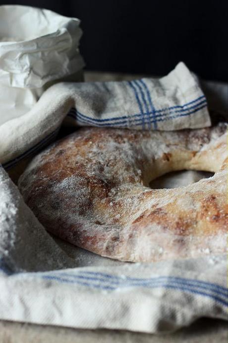 Focaccia lucana “senza ungere” con farina di grano duro Senatore Cappelli. Il foro con i buchi intorno.