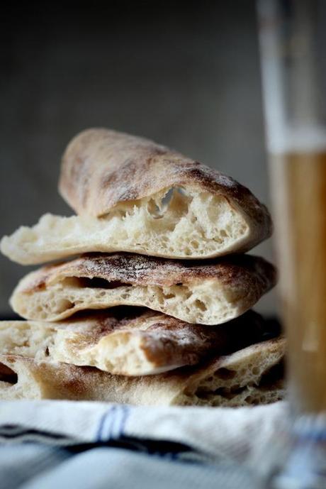 Focaccia lucana “senza ungere” con farina di grano duro Senatore Cappelli. Il foro con i buchi intorno.