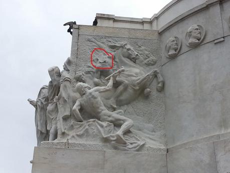 La statua a Giuseppe Mazzini sopra al Circo Massimo. Un monumento ad un padre della patria completamente vandalizzato. Perché?