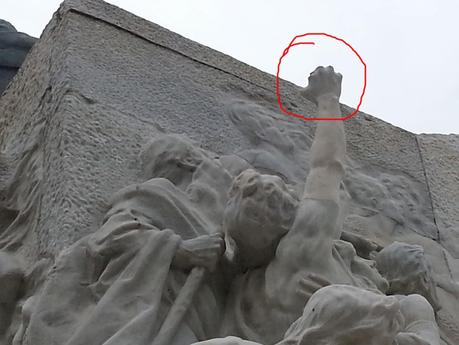 La statua a Giuseppe Mazzini sopra al Circo Massimo. Un monumento ad un padre della patria completamente vandalizzato. Perché?