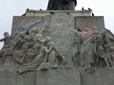 La statua a Giuseppe Mazzini sopra al Circo Massimo. Un monumento ad un padre della patria completamente vandalizzato. Perché?